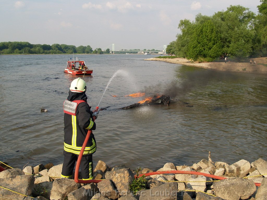 Kleine Yacht abgebrannt Koeln Hoehe Zoobruecke Rheinpark P150.JPG